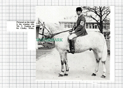 C5467) Mr V Toulson On Horse Chalky White -1972 Cutting