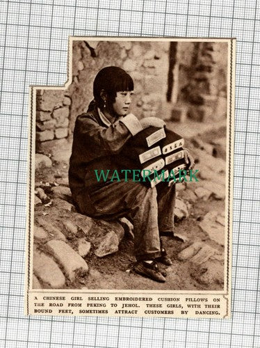 C2251) Chinese Girl Selling Cushion Pillows Peking To Jehol Road - 1948 Clip